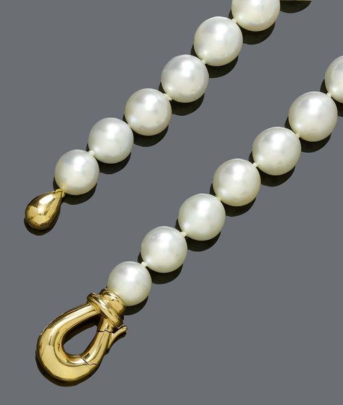 PEARL NECKLACE. Clasp in pink gold 750. Casual-elegant necklace of 37 graduated, white South Sea cultured pearls of ca. 10.5 - 14.4 mm Ø and of very fine lustre. Original swivel  clasp, additionally decorated with 3 brilliant-cut diamonds weighing ca. 0.05 ct. L ca. 47 cm.