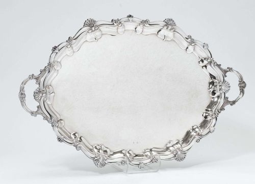 TRAY WITH HANDLES,Sheffield, 1908. Maker's mark CB&S. Curved edge decorated with volutes and rocailles. Curved handle, smooth mirror. L 68 cm, 3000g.