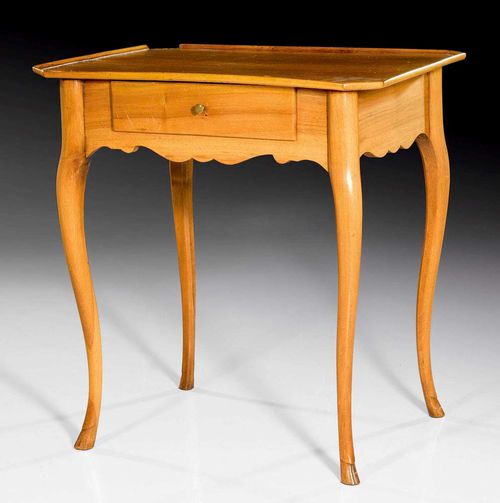 CHERRY WOOD SIDE TABLE,late Louis XV, Bern, 18/19th century With 1 drawer at the front and bronze knob. Requires some restoration. 66x51x68 cm.