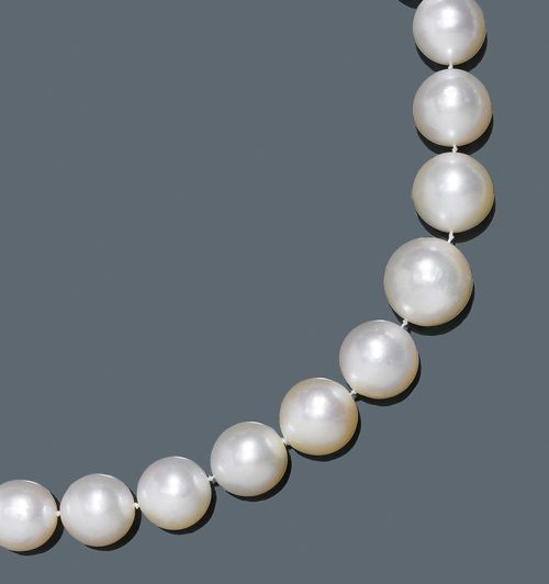 PEARL AND DIAMOND NECKLACE. Clasp in white gold 750. Elegant necklace of 35 graduated, South Sea cultured pearls of 11.5 to 16.5 mm Ø and fine lustre, dry fissures. Bayonet catch integrated in one pearl, flanked by 2 rondelles set with diamonds weighing 0.50 ct. L ca. 52 cm.