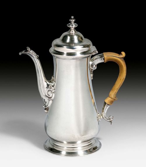 COFFEE POT, London, 1753/54. With maker’s mark. Smooth-walled, slightly conical body on a retracted profiled round foot. Convex, profiled cover with finial. Curved spout. Wooden handle. H 25 cm, 795 g.