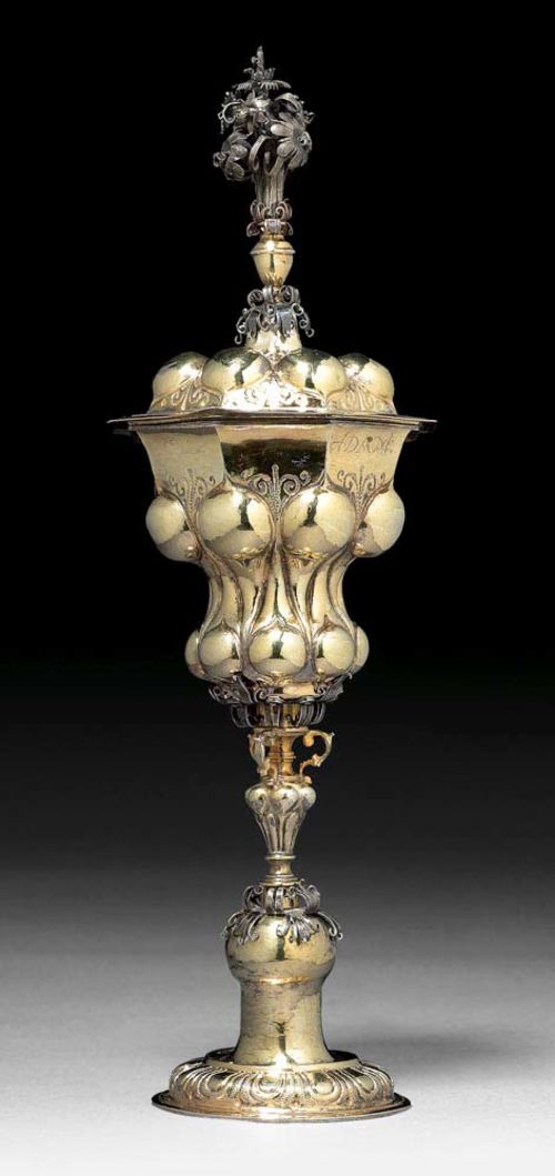KNOPPED CUP. Nuremberg, 1st third of the 17th century. Maker's mark Andreas Michel. Knopped all around, octagonal chalice with decorative engravings. Matching leaf and floral bouquets on the chased shaft and lid. Later engraving on the rim: Adam Müller von Wiehe anno 1665. H 30.5 cm. 250 g.