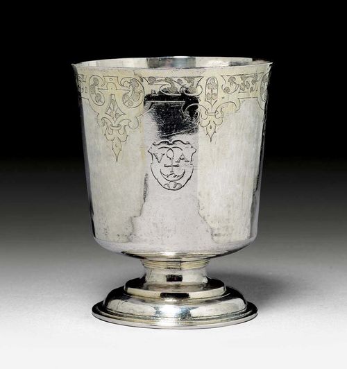 FOOTED BEAKER. Thun, 1st half of the 17th century.Maker's mark Hans Häring. Parcel-gilt. Round, smooth body over a retracted, stepped and finely profiled foot. On the upper rim: engraved decorative band with lilies. With engraved family crest. H 10 cm. 145 g.