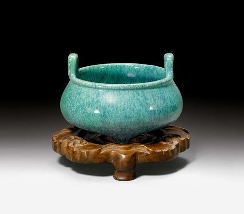 CENSERS WITH ROBIN'S EGG GLAZE.China, Qing dynasty, H 9.4 cm. Elegantly proportioned basin on three small conical feet. On the everted lip sit two small C-shaped handles. Supplementary wooden base.