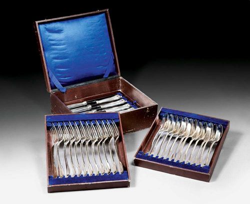 SET OF CUTLERY. Paris, 1732-38.With maker's mark. Spade-shaped handles. Consists: 12 soup spoons, 12 forks and 12 knives. 1720 g (without the knives).