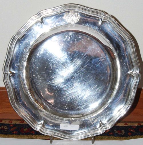 36 SILVER PLATES. Paris, 19th century.Master's mark Odiot. Curved round form with rim profile. 24 flat and 12 deep dishes. With engraved, crowned coat-of-arms of the De Conti family. D 25 cm. 16400 g.