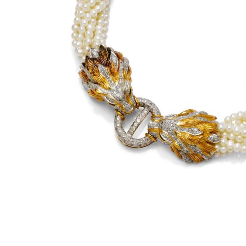 PEARL, DIAMOND AND GOLD NECKLACE/TORSADE. Yellow gold 750. 10-row necklace of numerous freshwater, cultured pearls of ca. 3.5 - 4.4 mm Ø. The closure designed as two lion heads set with ca. 250 diamonds weighing ca. 2.20 ct, with 4 small marquise-cut emeralds as eyes. L ca. 47 cm.