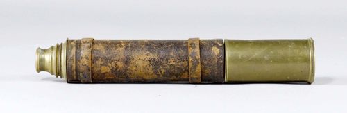 TELESCOPE, 19th century. Brass and leather. Extendable, in four parts, one part covered with leather. Total length 90 cm.