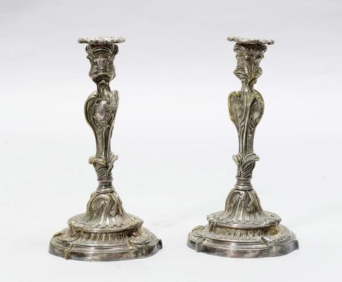 PAIR OF CANDLESTICKS, in the style of the 18th century, 19th century work. Silver-plated bronze. Volute-shaped shaft with integrated nozzle and round drip pan. On a stepped, rounded foot. The walls decorated with leaves and shells. H 27.3 cm.