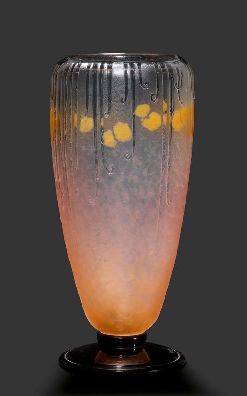 SCHNEIDER VASE, circa 1930 Colourless etched glass with applied foot. Geometric decoration. Signed Schneider. H. 38 cm.