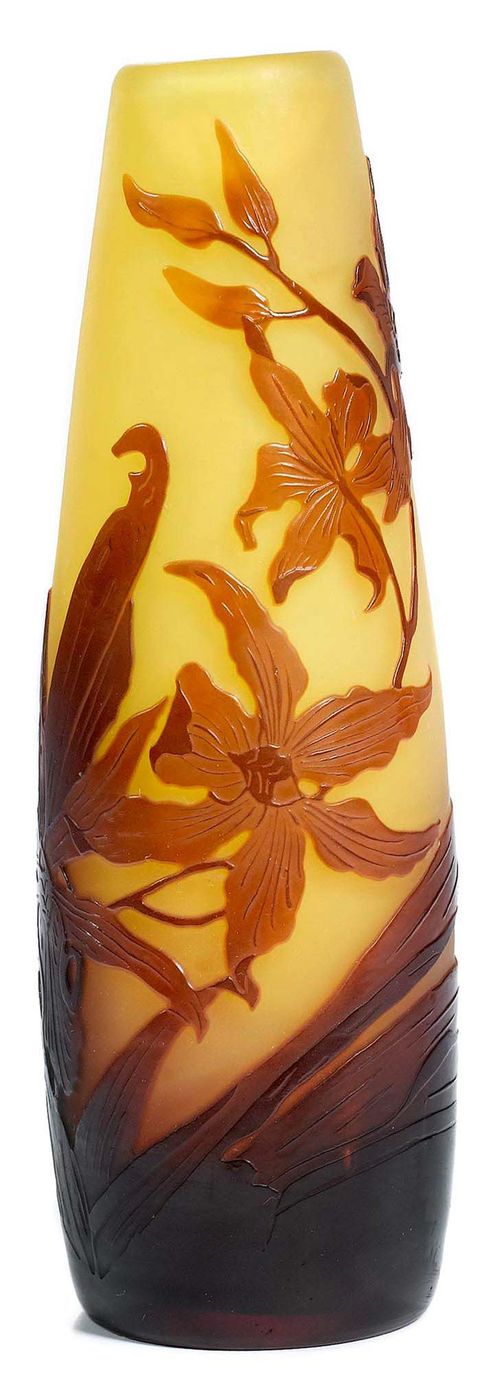 EMILE GALLE VASE, c. 1900 Yellow glass overlaid in brown with etched decoration. Signed Gallé. H. 17 cm.