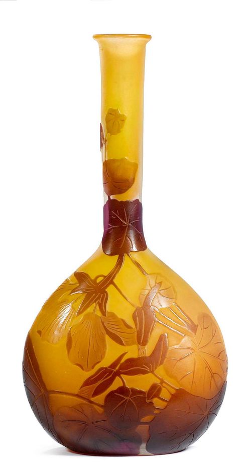 EMILE GALLE VASE, c. 1900 Yellow glass overlaid in brown with etched decoration. Signed Gallé. H. 17 cm.