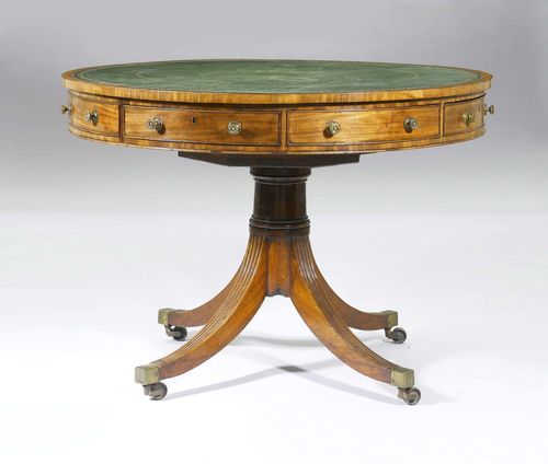 CIRCULAR LIBRARY TABLE, late Regency, England. Mahogany. Green, leather-lined top with four drawers. Legs with rollers. 4 sham drawers. D 110, H 77 cm.