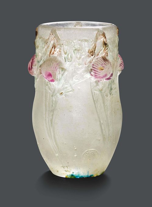 DECORCHEMONT VASE, circa 1920 Pâte-de-verre in white, green and violet. Egg-shaped, decorated with shells and algae. Signed Décorchemont. Small restorations on the bottom. H 12 cm.