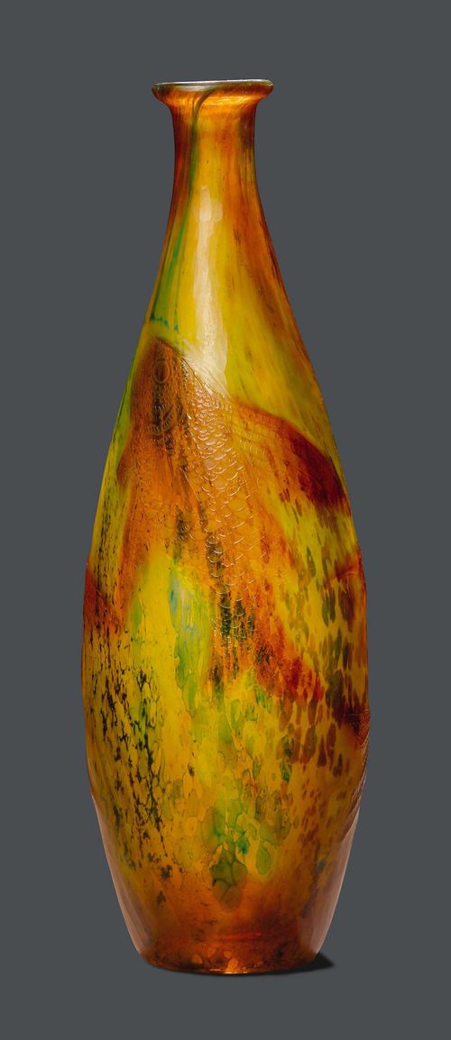 EMILE GALLE VASE, circa 1900 Yellow glass with inclusions, etched and engraved. Drop-shaped vase, decorated with fishes. Signed Gallé. H 21 cm.