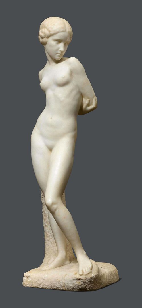 ERNST SEGER (1868-1939) SCULPTURE, circa 1920 White marble. Standing girl. Signed E. Seger. H 102 cm.