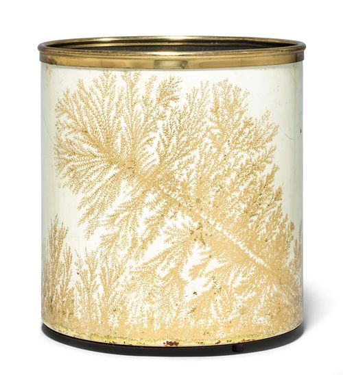 PIERO FORNASETTI (1913 - 1988) DUSTBIN, circa 1960 for Fornasetti Metal with printed decoration. D 26.5 cm, H 28.5 cm. Signs of wear.