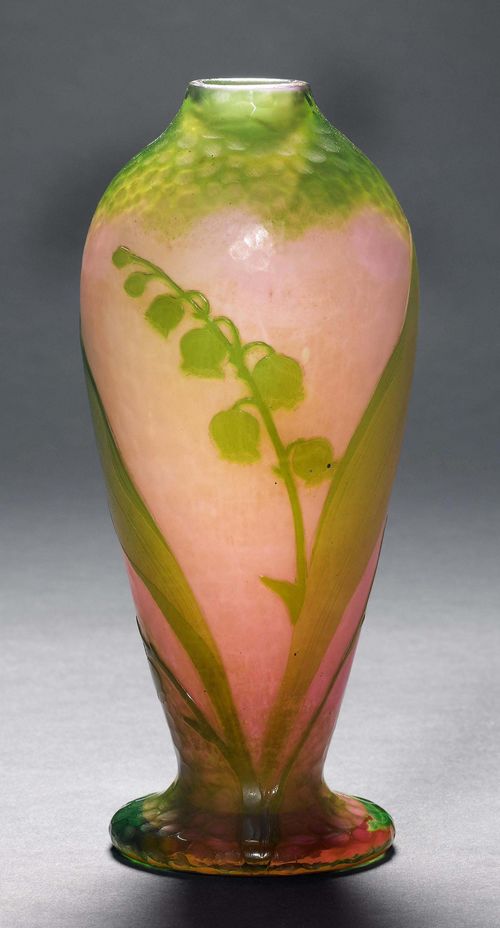DAUM NANCY VASE, ca. 1900. Pink glass with green overlay, etched and hammered. Egg-shaped, decorated with snowdrops. Signed Daum Nancy. H 18.5 cm.