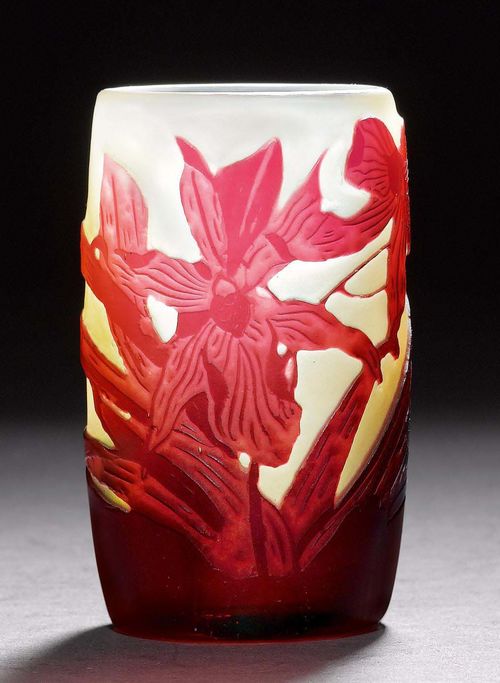 EMILE GALLE VASE, ca. 1900. Yellow glass with red overlay and etching. Cylindrical vase, decorated with orchids. Signed Gallé. H 9.5 cm.