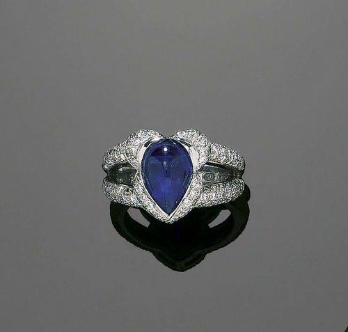 SAPPHIRE AND BRILLIANT-CUT DIAMOND RING. White gold 750. Decorative ring, the top is adorned with a drop-shaped sapphire cabochon of ca. 4.07 ct, the shoulders and the area around the cabochon are set with ca. 111 brilliant-cut diamonds totaling ca. 0.50 ct. Size 52.5.