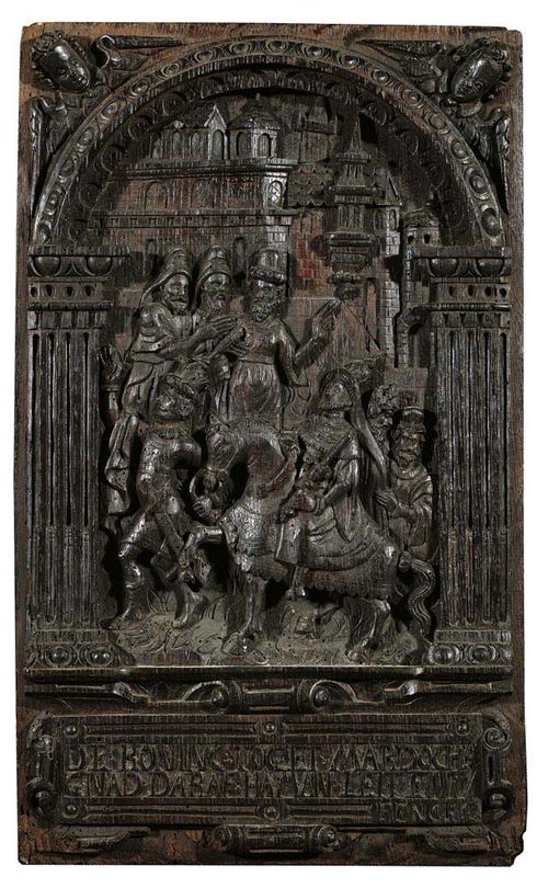 OAK RELIEF PANEL, Renaissance, Netherlands, 17th century On two fluted columns, with depiction of a King riding in a town, with inscription "De koninc to get mardocha gnad daraf haman leitent fenck". H 47 cm, W 30 cm. Provenance: Private collection, Switzerland.