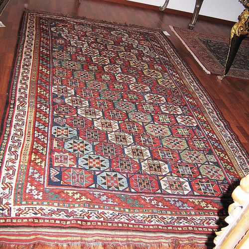 LORIGASHGAI antique. Honeycomb patterned central field with star motifs in blue, red, white, green and yellow. Good condition. Restored. 300x172 cm.