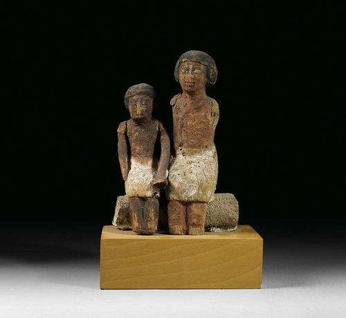 2 WOODEN FIGURES, Egypt, New Dynasty With remains of old paint. Mounted on wooden plinth. H 14 and 9.5 cm. Provenance: Private collection, Zürich, acquired probably in 1950 at E. Borowski, Basel.