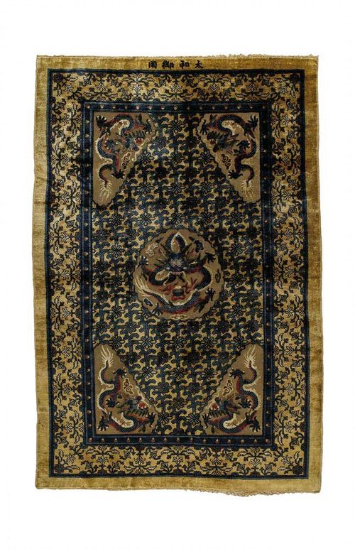 CHINA SILK, ca. 1920. Attractive collectors' piece with a gold and yellow background, central medallion and corner motifs with blue dragon motifs, the central field is decorated with a blue floral pattern, broad border with stylized plants, good condition, 280x187 cm.
