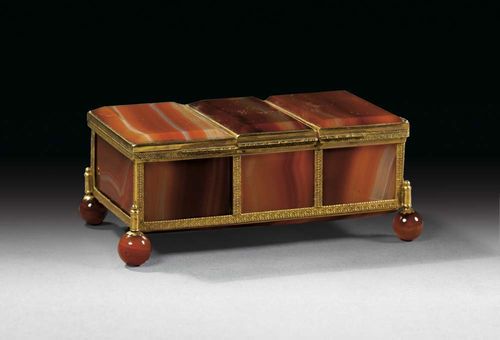 CARNELIAN COFFER, Germany, 19th century With gilt metal mount. The sides with agate plaques.  10.3 x 5.5 x 4.5 cm.