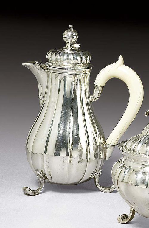 COFFEE POT. Augsburg 1736-37. Maker's mark Friedrich Schwestermüller II. With screw-off finial and shaped ivory handle. H 20 cm. 400 g.