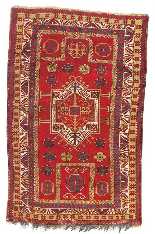 FACHRALO old. Dark red central field with hexagonal medallion and star motifs, with stepped border. Good condition.190 x 115 cm.