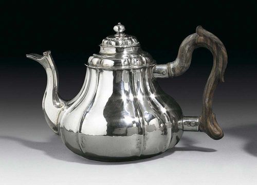 TEAPOT. Vienna 1728. Maker's mark AIR The spout with hinged lid shaped wooden handle.  H 12 cm, 330 g.