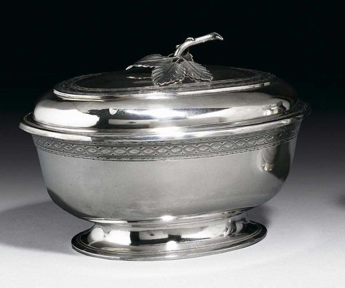 SUGAR BOWL. Bern, 1760-1810. Maker's mark Johann Jakob Dulliker 1731-1810 Smooth sided with engraved band, the lid with decorative band and foliate finial.  L 16.5 cm, 450 g.