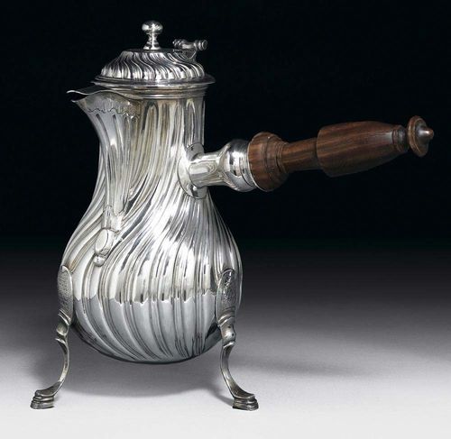 VERSEUSE. Grenobel, 1768-1775. Maker's mark Henry Fauché. With all over twisted folds, on three rams' feet, corresponding spout and lid, with wooden handle.  H 24 cm, 750 g.