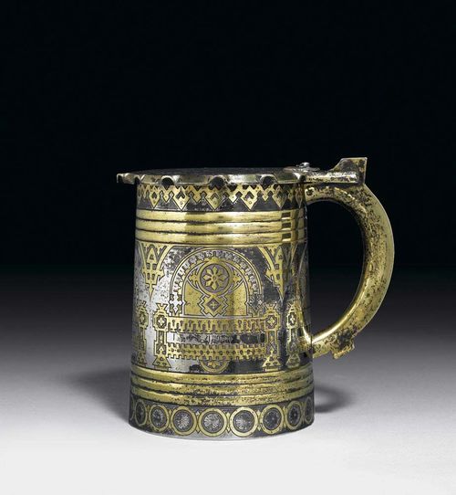 BEAKER WITH HANDLE. Parcel gilt  niello. St. Petersburg 1878. With maker's and inspector's mark. With all over ornamental decoration, matching lid (lever missing), smooth shaped handle and gilt interior. H. 12 cm, 350 g.