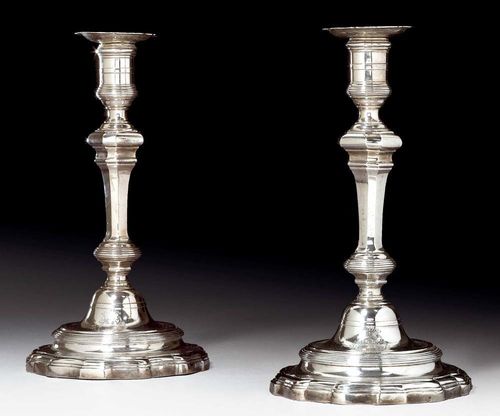 PAIR OF CANDLESTICKS. Probably Paris 1732-38.Octagonal baluster shaft, curved base. Round lip and moulded, removable drip pan. With engraved coat-of-arms and crown. H 26.5 cm. 1490 g.