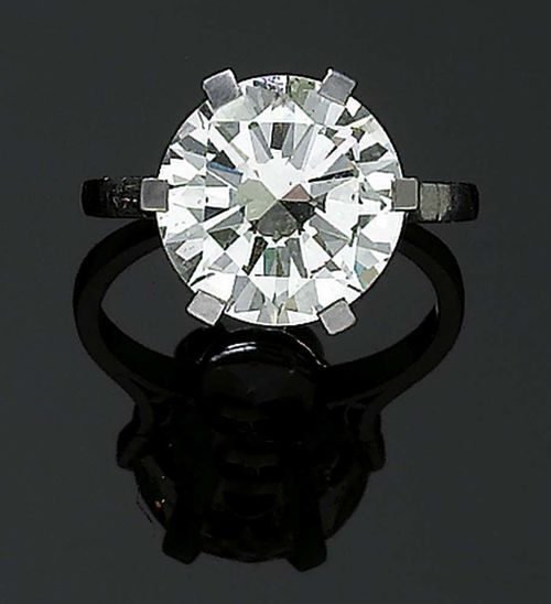 BRILLANT-CUT DIAMOND RING, ca. 1935. Platinum 950. Decorative solitaire model, the top set with 1 brilliant-cut diamond of ca. 5.46 ct, older cut, ca. L-M/SI2. One prong needs to be replaced. Size 52.