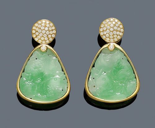 JADEITE AND DIAMOND EAR PENDANTS, M. KEIST-MÜLLER. Yellow gold 750. Elegant, decorative earrings, each with 1 drop-cut jade in a gold frame, finely engraved with fish motifs, each adorned with 1 brilliant-cut diamond and mounted below 33 brilliant-cut diamonds. Total weight of the diamonds ca 0.99 ct, high colour and purity. L ca. 40 mm. Handmade, custom-made item. With wooden case.