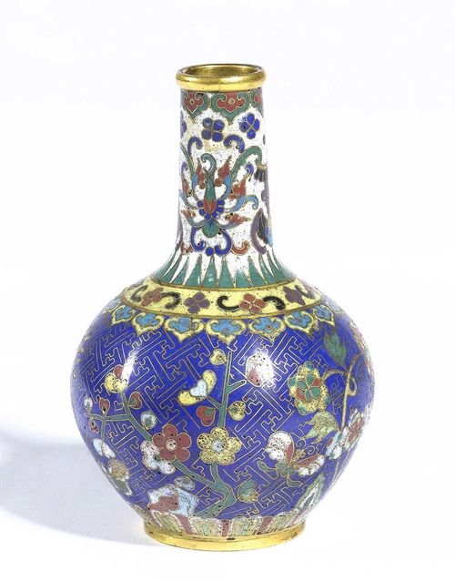 A SMALL CLOISONNÉ VASE DECORATED WITH FLOWERS ON DARK BLUE GROUND. China, around 1800, height 12 cm. Minor chip.