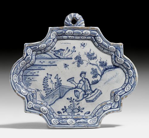 OVAL PLAQUE WITH CHINOISERIE DECORATION,