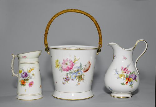 A WASH SET WITH FLORAL PAINTING,
