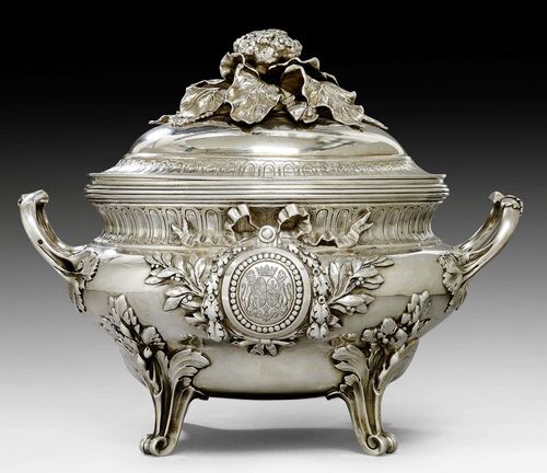 TUREEN WITH LID. Paris 19th century.Maker's mark Aucoc. With engraved, crowned matrimonial coat of arms. H: 22 cm. D: 20 cm. Wt.: 2600 g.