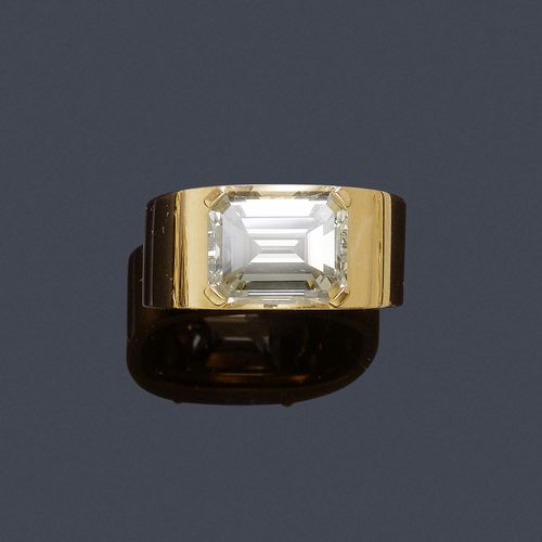 A DIAMOND RING, E. LOOSLI. Yellow gold 750. Elegant band ring, the top set with 1 champagne-colored single-cut diamond  weighing ca. 7.00 ct, ca. tinted/SI1, in a four-prong setting. Size ca. 66. With case.
