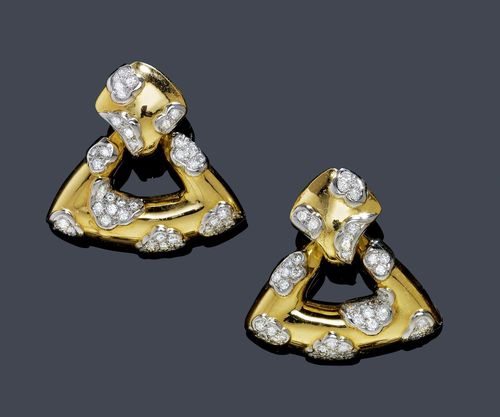 DIAMOND AND GOLD EAR CLIPS. Yellow gold 750. Elegant ear clips with each a triangular pendant set with 42 brilliant-cut diamonds forming stylized clouds, weighing in total ca. 1.30 ct.