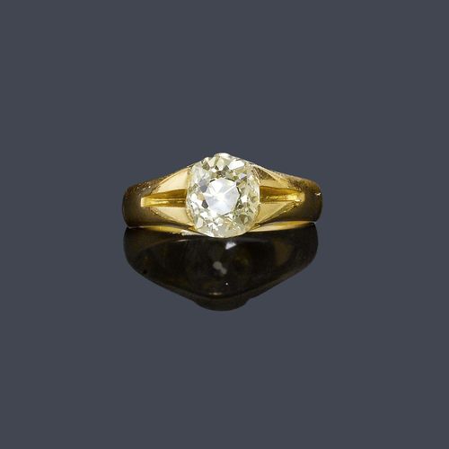 A FANCY GENTLEMAN'S DIAMOND RING, Chester, circa 1885. Yellow gold 750. Elegant and unostentatious ring with 1 old European-cut diamond of ca. 3.15 ct, ca. Fancy Light Yellow, ca.VS2*, slight traces of wear. Size ca. 64. Tested by Gemlab, * potentially IF.