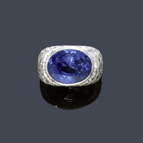 A SAPPHIRE AND DIAMOND RING, E. LOOSLI. White gold 750. Fancy ring, the top set with 1 oval, very fine Ceylon sapphire of ca. 20.00 ct, untreated, within a surround of ca. 120 brilliant-cut diamonds of a total of 4.50 ct. The shank oval, size ca. 65. Tested by Gemlab. With case.