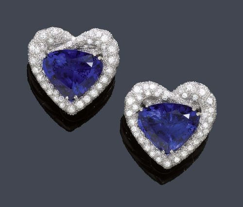 TANZANITE AND DIAMOND EAR CLIPS. White gold 750. Very fancy heart-shaped ear clips, with studs. Each set with 1 very fine drop-shaped tanzanite of a total of 30.90 ct, the settings with a total of 162 beautiful quality brilliant-cut diamonds weighing ca. 7.22 ct, F / IF. With case and a copy of the sales receipt, January 1999. Matches the following lot.