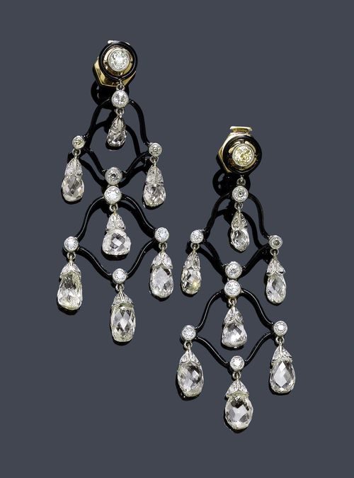 DIAMOND AND ENAMEL EAR PENDANTS, circa 1930. Platinum and yellow gold. Charming ear pendants in a stylized swag shape, partially with black enamel, set with 18 old European-cut diamonds, numerous rose-cut diamonds and in mobile mounts 14 briolette-cut diamonds of a total ca. 6.00 ct. L ca. 5,1 cm.