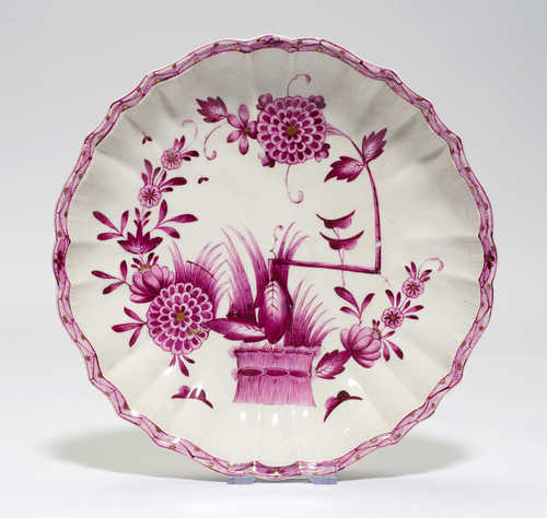ROUND PORCELAIN WITH "HEDGE PATTERN",