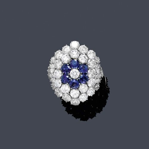 SAPPHIRE AND DIAMOND RING. White gold 585. Decorative ring, the top designed as a stylized flower set with 6 round sapphires weighing ca. 2.60 ct and 27 brilliant-cut diamonds and 6 princess-cut diamonds weighing ca. 8.15 ct. Size ca. 57. Matches the previous lot.